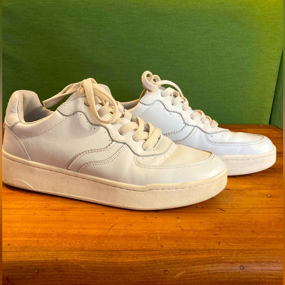 Saludos white sneakers